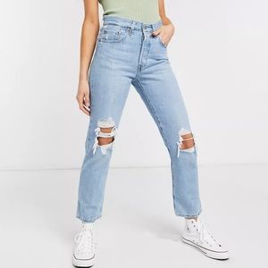 Levi’s 501 high-waisted light-wash distressed jeans. 💙
